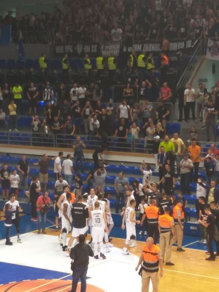 Mornar - Partizan 56:76 bakljada navijača (VIDEO)