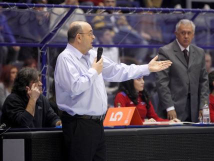 Spiker KK Partizan Nebojša Bogojević Čarli peva pesmu Ljubav traje dugo FenX