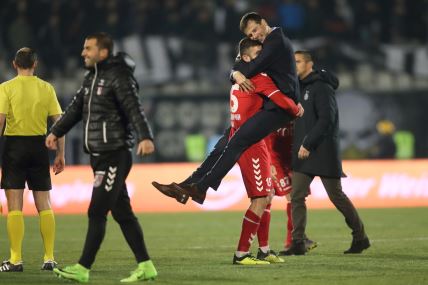 Nenad Lalatović u zagrljaju Đorđa Crnomarkovića.