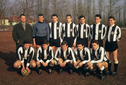 FK Partizan 1963. Stoje: trener Bobek, Šoškić, Mihajlović, Vasović, Vukelić, Jusufi, Sombolac, Donji red: Čebinac, Kovačević, Milutinović, Galić, Vislavski