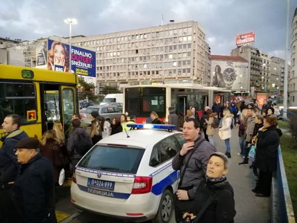 Sudar autobusa i još jednog vozila na Brankovom mostu 