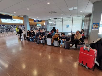 Srbi čekaju da se vrate kući Srbi na aerodromu u Stokholmu Srbi na aerodromu u Stokholmu 