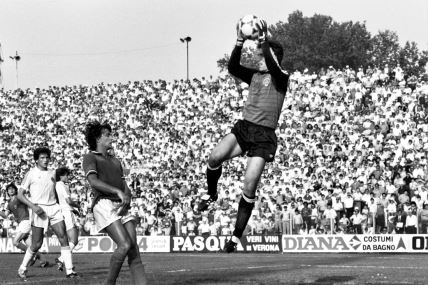 Zoran Simović pred golom olimpijske reprezentacije Jugoslavije u utakmici protiv Italije u Padovi, jun 1983.