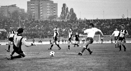 Partizan - Hajduk 2:3, 28. oktobar 1981. Dušan Pešić, fudbaler Hajduka, i Ranko Stojić, golman Partizana. Iza njih Slobodan Rojević, Miodrag Ješić, Dragan Mance i Miodrag Radović.