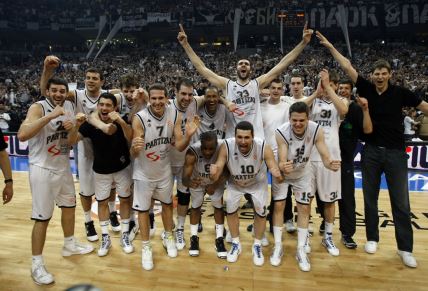 Radost kosarkasa Partizana na utakmici plej ofa TOP 8 Evrolige protiv Makabija Tel Aviv u hali Beogradska arena ekipa 01.04.2010. godine Foto: Marko Metlas