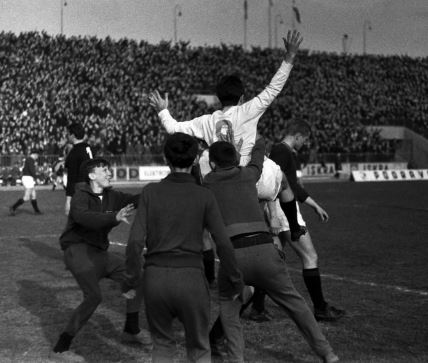 Mustafa Hasanagić slavi gol - Kup šampiona: Partizan - Sparta Prag 5:0. Beograd, 09. mart 1966.