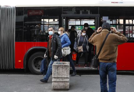 Ljudi izlaze iz gradskog prevoza