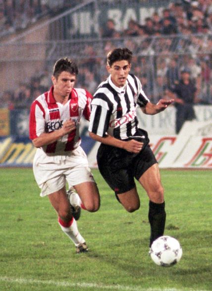 Veljko Paunović prolazi pored Mitka Stojkovskog na 97. "večitom derbiju" (Partizan - Crvena zvezda 1:1, 24. septembar 1994. godine).