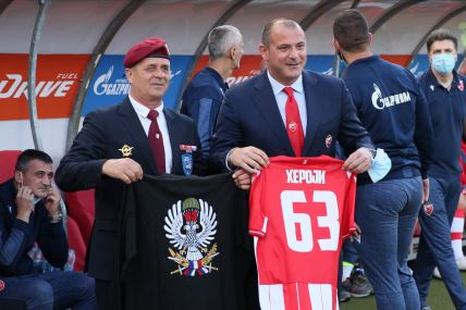 Crvena zvezda proslava titule 2020. Vladan Milojević veterani cveće i slika Proleter 