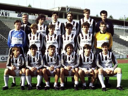 FK Partizan 1986/1987: Milutin Šoškić pomoćni trener, Isa Sadriju, Vladimir Vermezović, Miloš Đelmaš, Srećko Katanec, Nenad Bjeković trener, Miroslav Stojnić, Goran Stevanovicć Goran Bogdanović, Nebojša Vučičević, Milinko Pantić, Fahrudin Omerović, Bajro Župić, Fadilj Vokri, Miodrag Bajović, Milko Đurovski, Vlado Čapljić i Admir Smajić. Beograd, 1986. photo:T.Mihajlovic