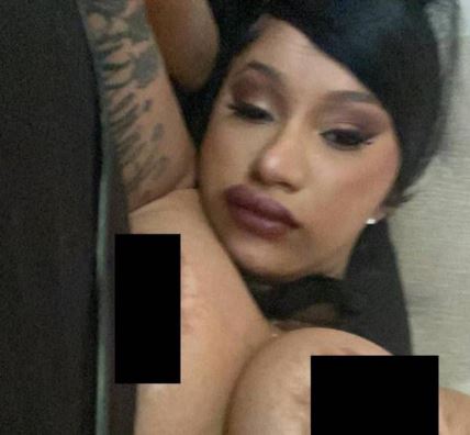 Cardi B gole slike Cardi B slučajno objavila toples sliku na Instagramu