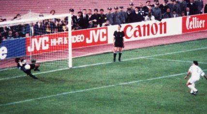 Stevan Stojanović golman brani penal Manuelu Amorosu finale kup šampiona 1991