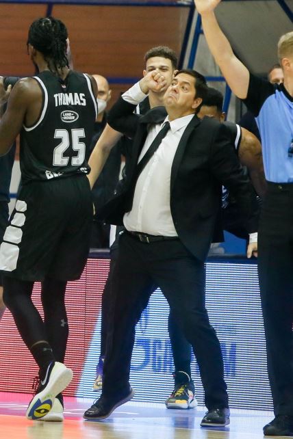 Trener KK Partizan Sašo Filipovski se raduje na utakmici