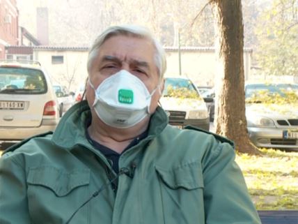 branislav tiodorovic s maskom na klupi u parku u nisu