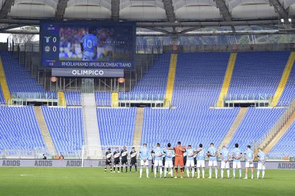 Zagrljeni fudbaleri na praznom stadionu daju minut ćutanja Dijegu Maradoni