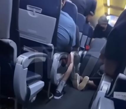 putnik preminuo u avionu imao korona virus reanimirali ga u letu video