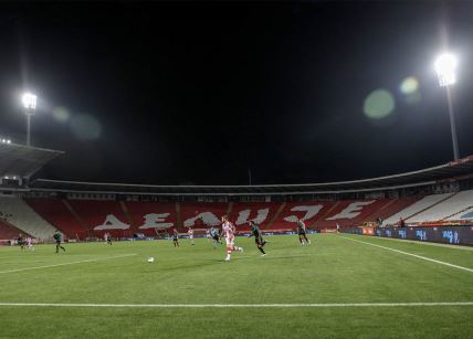 Fudbaleri Crvene zvezde igraju utakmicu kvalifikacija za Lige Evrope na praznom stadionu "Rajko Mitić" jer je gledaocima zabranjen ulazak zbog nepovoljne epidemiološke situacije u Srbiji.