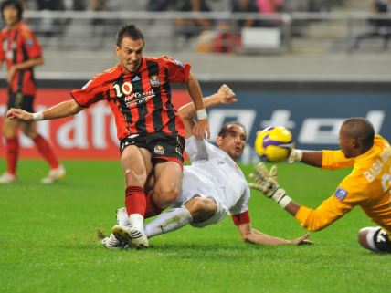 South Korea's FC Seoul player Damjanovic Dejan (L) scores a goal as Qatari club Umm Salal player Aziz Ben Askar slides in to try to block during their AFC Champions League quarter-final football match in Seoul on September 30, 2009.,Image: 38928842, License: Rights-managed, Restrictions: , Model Release: no