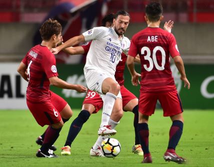 South Korea's Suwon Samsung Bluewings forward Dejan Damjanovic (C) is surrounded by players of Japan's Kashima Antlers, midfielder Ryota Nagaki (L), forward Hiroki Abe (R, #30), and defender Tomoya Inukai (rear, #39), during their AFC Champions League football match at Kashima Stadium in Kashima on October 3, 2018.,Image: 389622855, License: Rights-managed, Restrictions: , Model Release: no