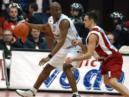 KOSARKA - GERALD BROWN - Dzerald Braun, kosarkas Partizana, na utakmici protiv Crvena zvezda, u duelu sa Igorom Rakocevicem.Novi Sad, 26.12.2003. snimio:N.Parausic ®