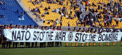 Fudbaleri Partizana i AEK-a na prijateljskom meču 7. aprila 1999. godine.