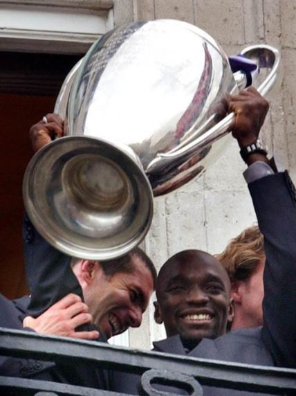 Zinedin Zidan i Klod Makelele slave trofej Lige šampiona iz 2002.