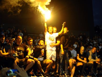 LEONARDO DA SILVA SOUZA, fudbaler Partizana, sa Grobarima proslavlja osvajanje kupa drzave, na stadionu JNA. Beograd, 27.05.2017. foto: Nebojsa Parausic Fudbal, Partizan, Crvena zvezda, Finale kupa, Radost