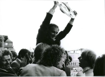 Branko Zebec podiže trofej Bundeslige kao trener HSV-a.