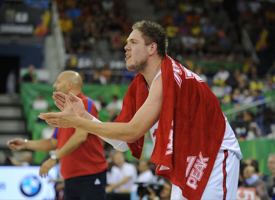 Vladimir Štimac nudi pomoć devojčici iz Vrbasa