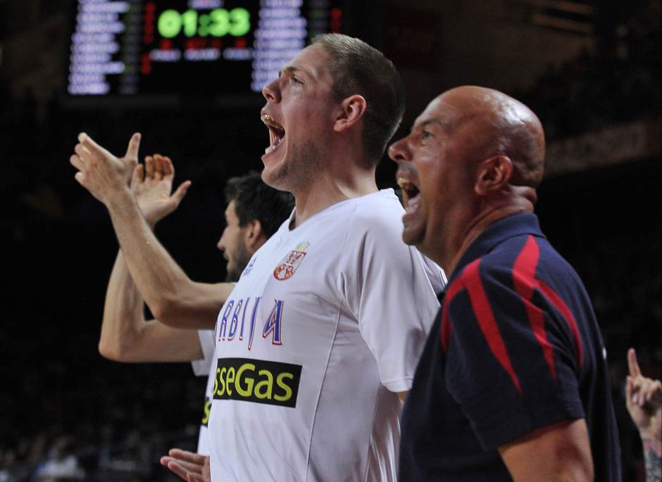 Vladimir Štimac nudi pomoć devojčici iz Vrbasa