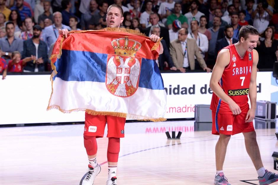 Vladimir Štimac nudi pomoć devojčici iz Vrbasa