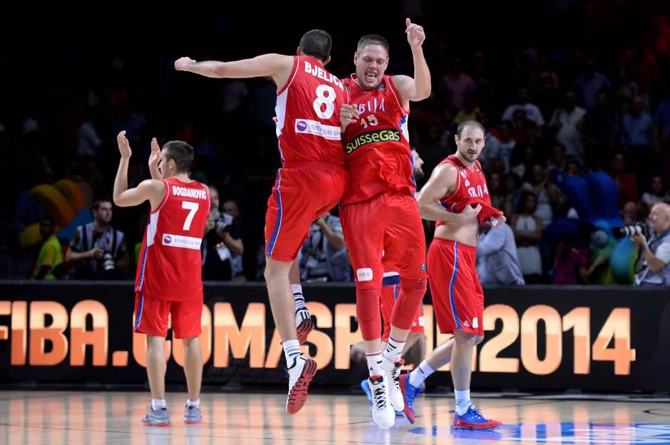 Vladimir Štimac nudi pomoć devojčici iz Vrbasa