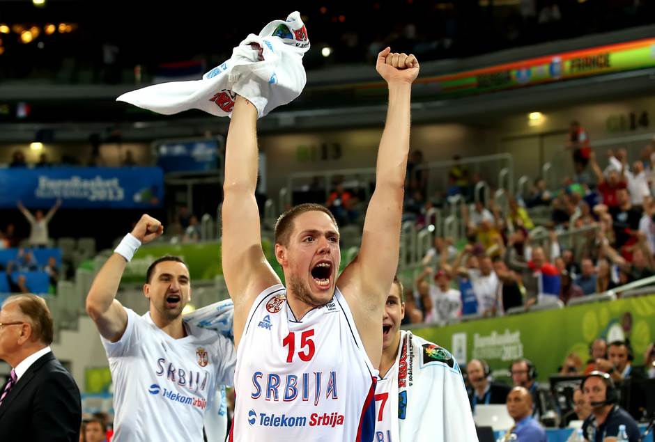 Vladimir Štimac nudi pomoć devojčici iz Vrbasa