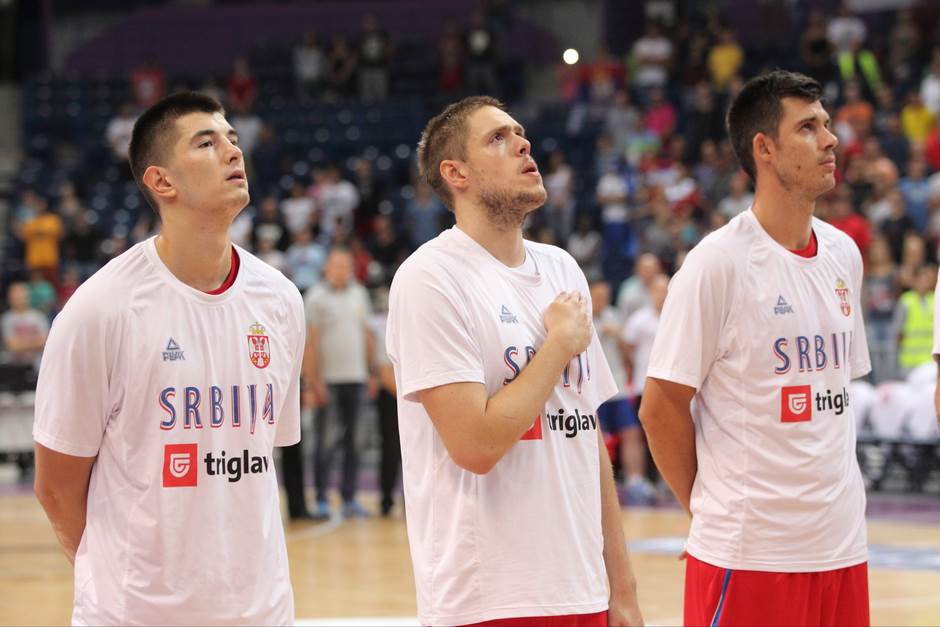 Vladimir Štimac nudi pomoć devojčici iz Vrbasa