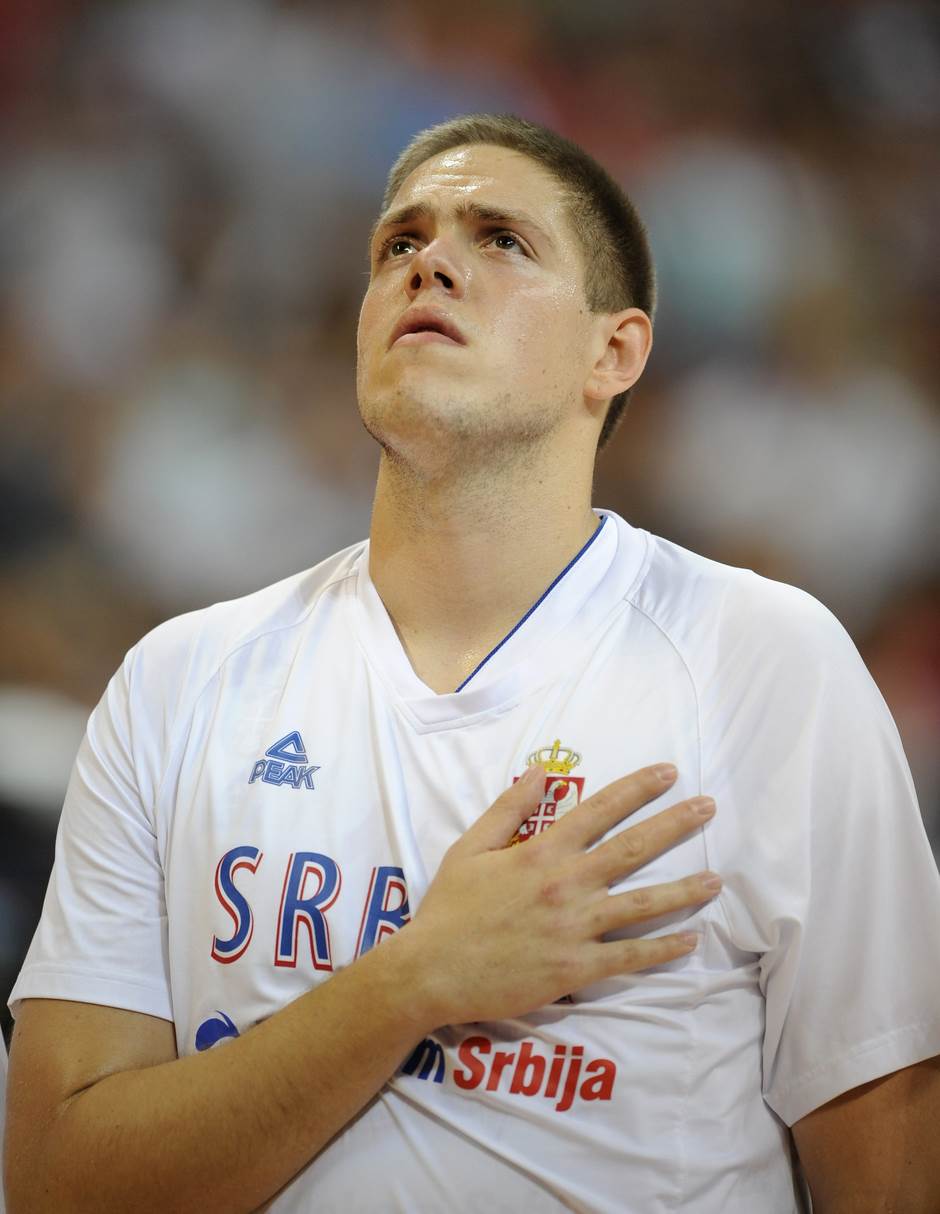 Vladimir Štimac nudi pomoć devojčici iz Vrbasa