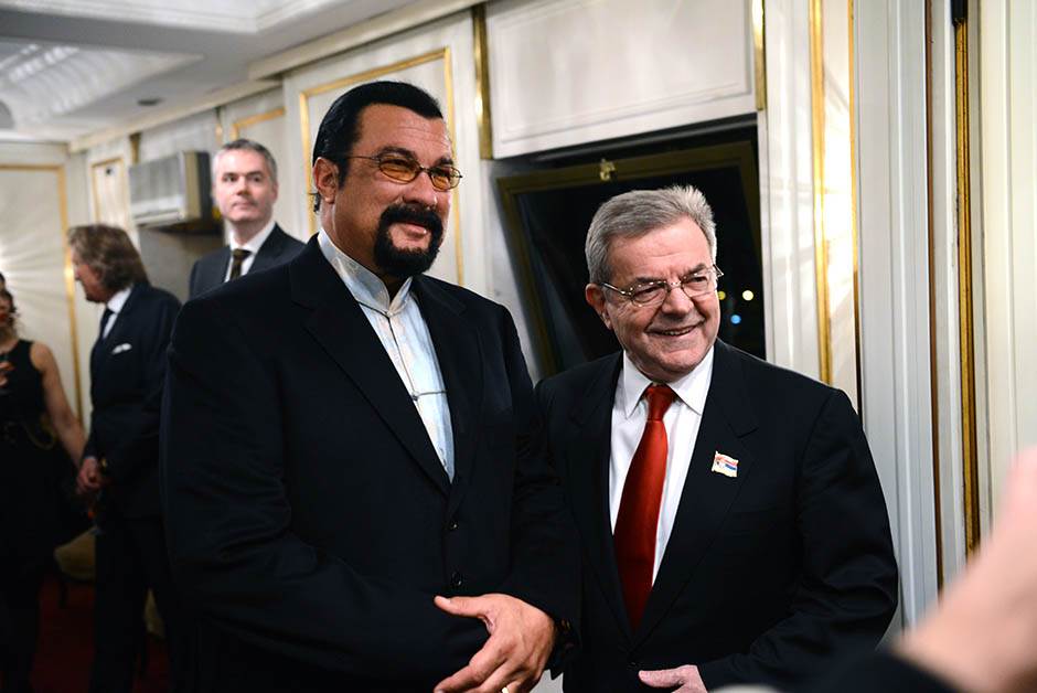 Stiven Sigal stigao u Beograd društvo mu pravi Danijela Karić