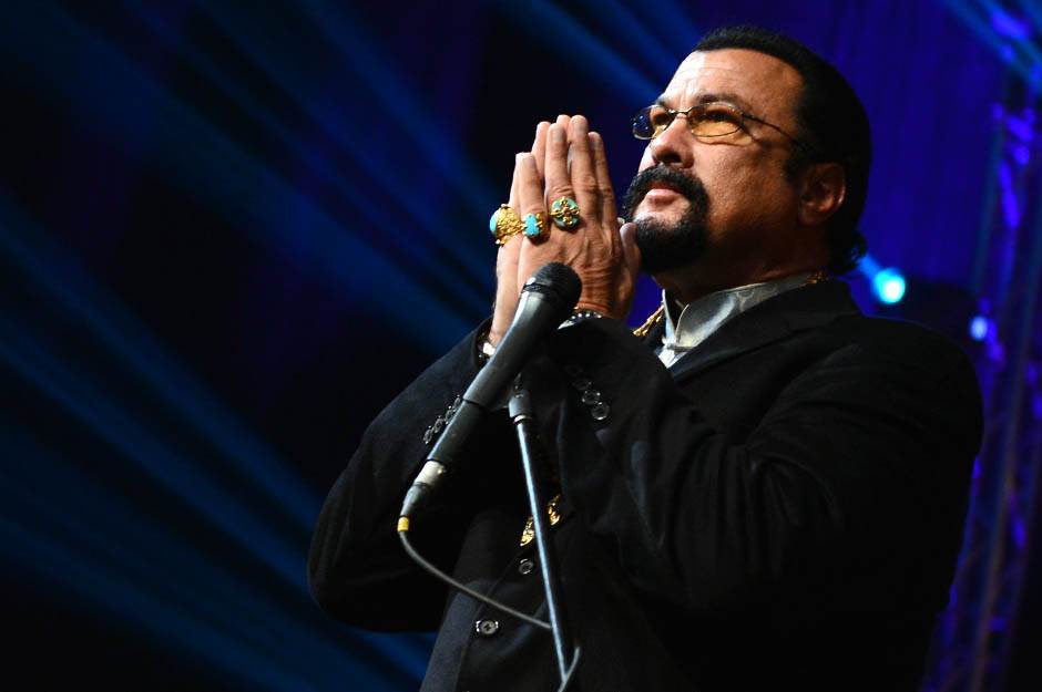 Stiven Sigal stigao u Beograd društvo mu pravi Danijela Karić