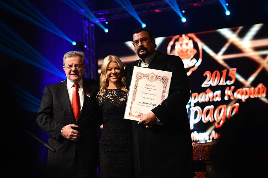 Stiven Sigal stigao u Beograd društvo mu pravi Danijela Karić