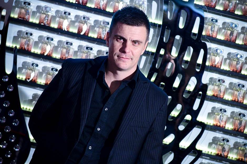 Vuk Kostić u vikendici ima životinjsko krzno razbesneo javnost