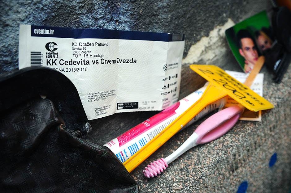 Zid u Hilandarskoj ulici gde Beograđani ostavljaju stvari bivših ljubavi