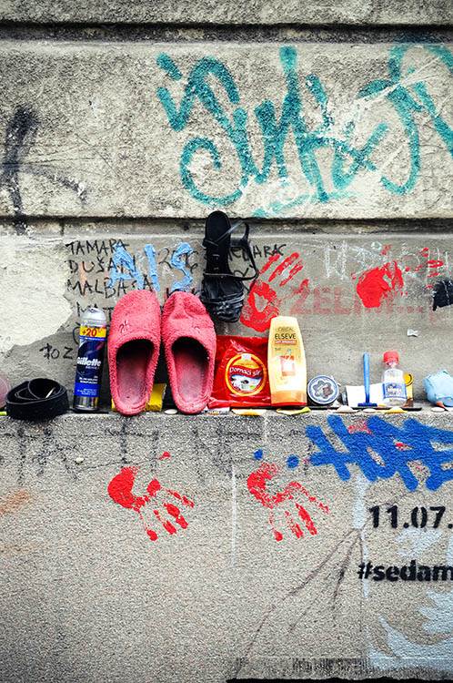 Zid u Hilandarskoj ulici gde Beograđani ostavljaju stvari bivših ljubavi