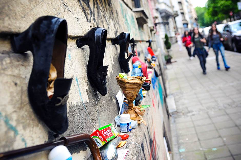 Zid u Hilandarskoj ulici gde Beograđani ostavljaju stvari bivših ljubavi