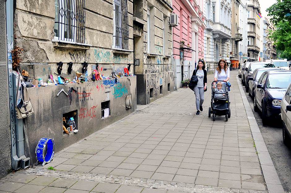 Zid u Hilandarskoj ulici gde Beograđani ostavljaju stvari bivših ljubavi