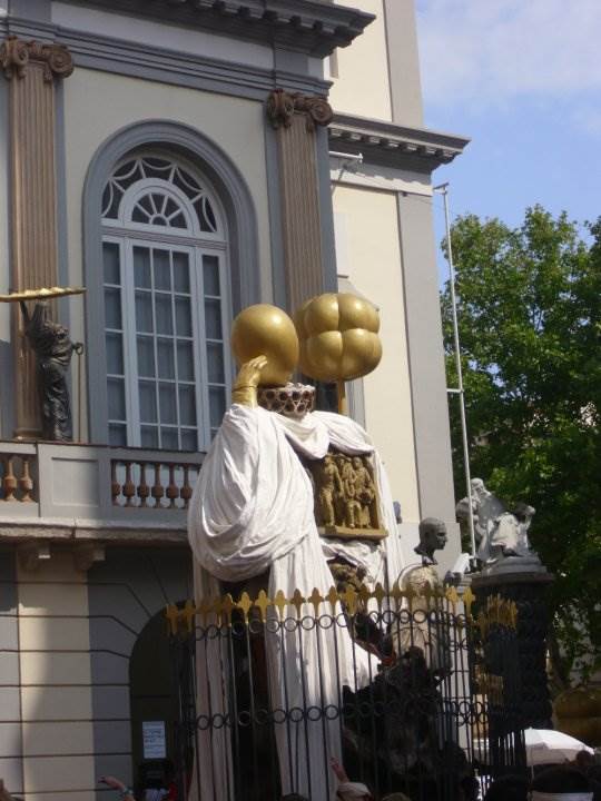 Joko Ono platila 10000 dolara za dlaku iz brkova Salvadora Dalija?