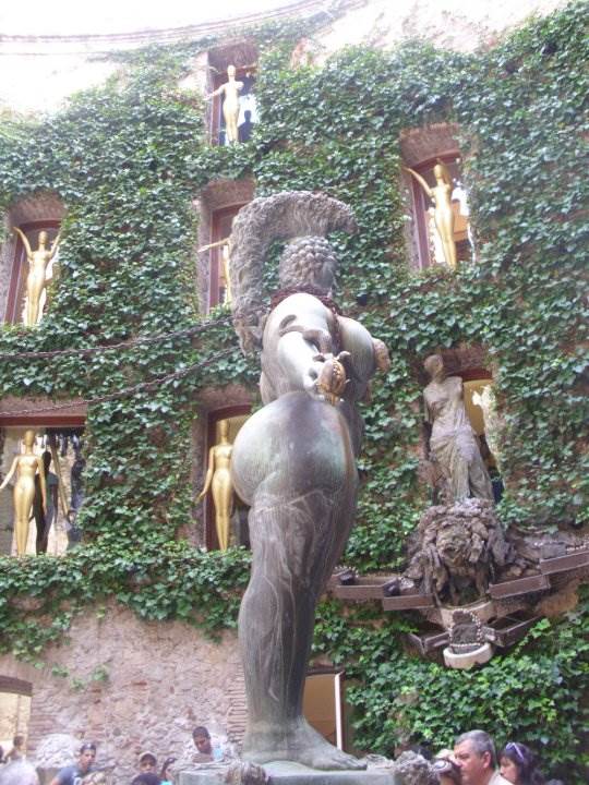 Joko Ono platila 10000 dolara za dlaku iz brkova Salvadora Dalija?