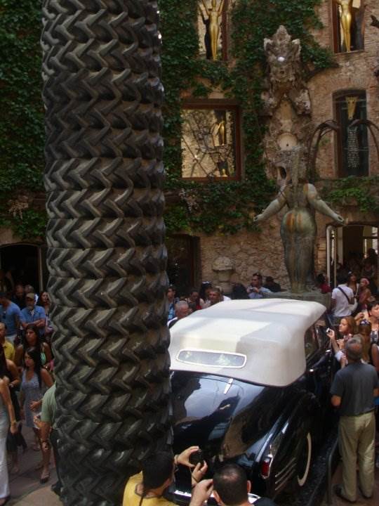 Joko Ono platila 10000 dolara za dlaku iz brkova Salvadora Dalija?