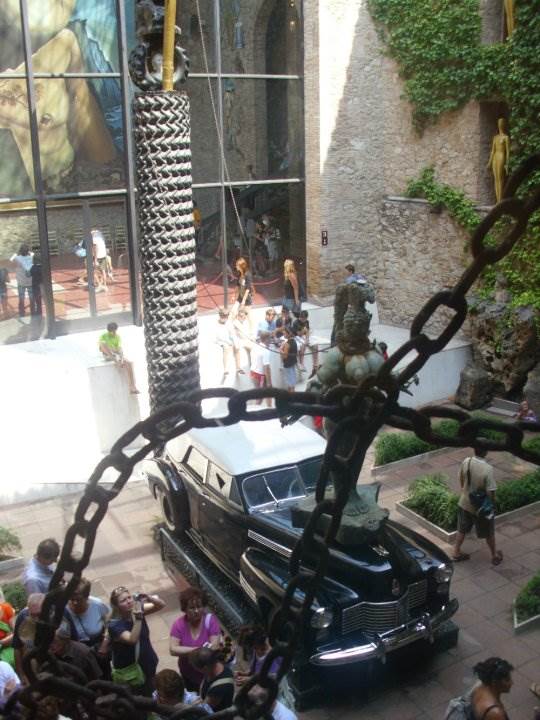 Joko Ono platila 10000 dolara za dlaku iz brkova Salvadora Dalija?