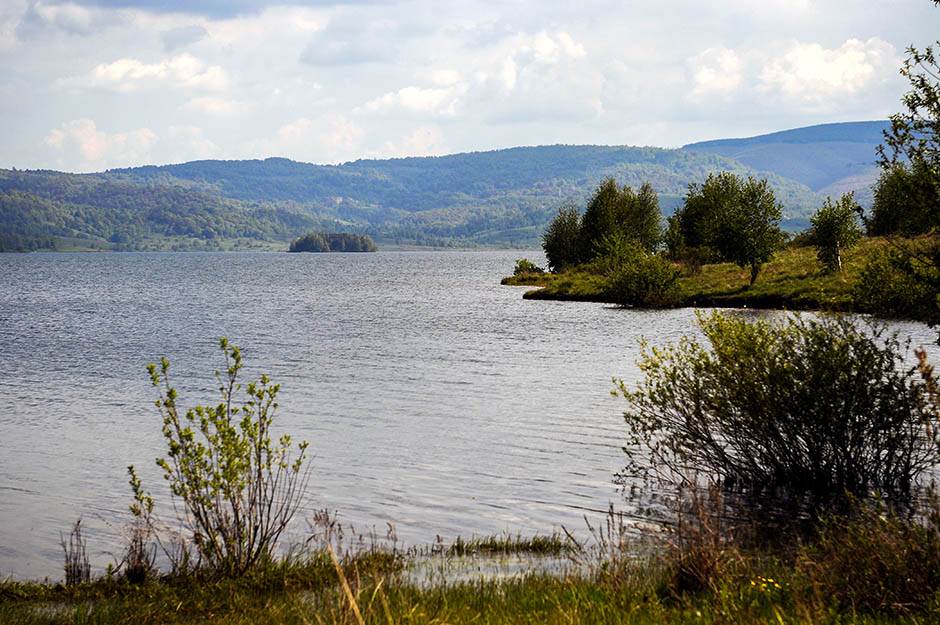 Vlasinsko jezero krase plutajuća ostrva i netaknuta priroda  