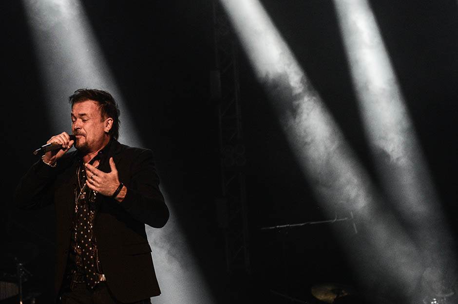 Džiboni peva i gazi po hrani