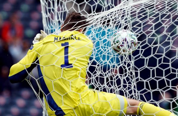 patrik sik gol sa pola terena